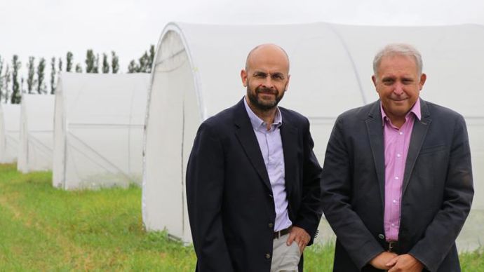 Les dirigeants de Saaten-Union France, Rémi Lefebvre (à g.), et Deleplanque, Eric Verjux, sur la station Saaten-Union d’Estrées-Saint-Denis (Oise), le 19 août 2021.